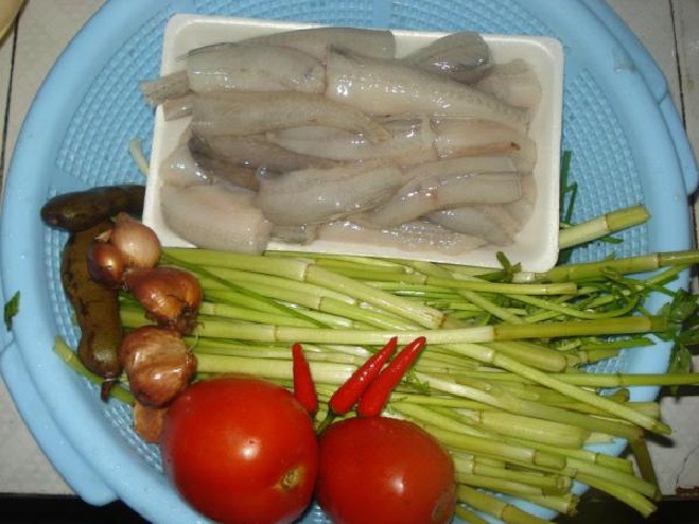 Giải sức nóng với khoản canh cá khoai rau xanh tần