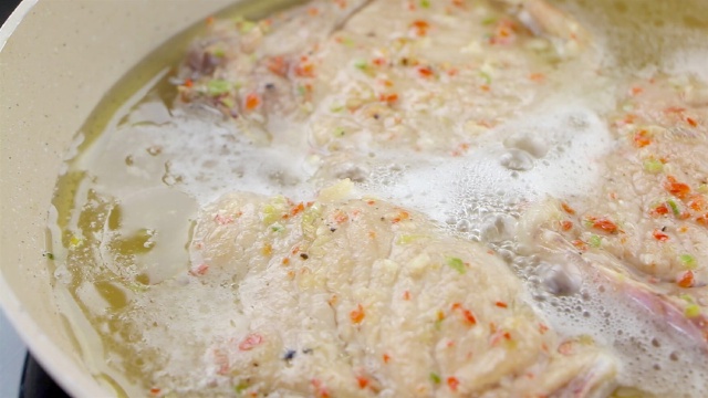 Cách làm sườn cốt lết rim nước dừa siêu ngon