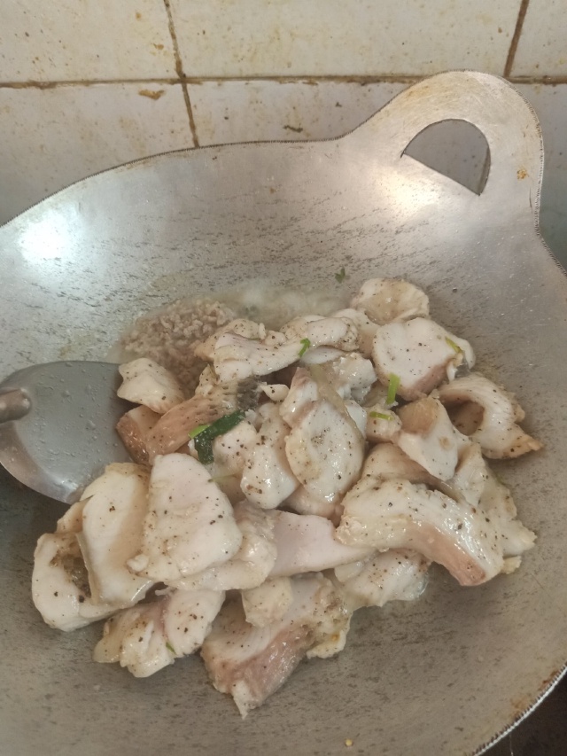 Cách nấu bánh canh cá lóc ngon - rán cá